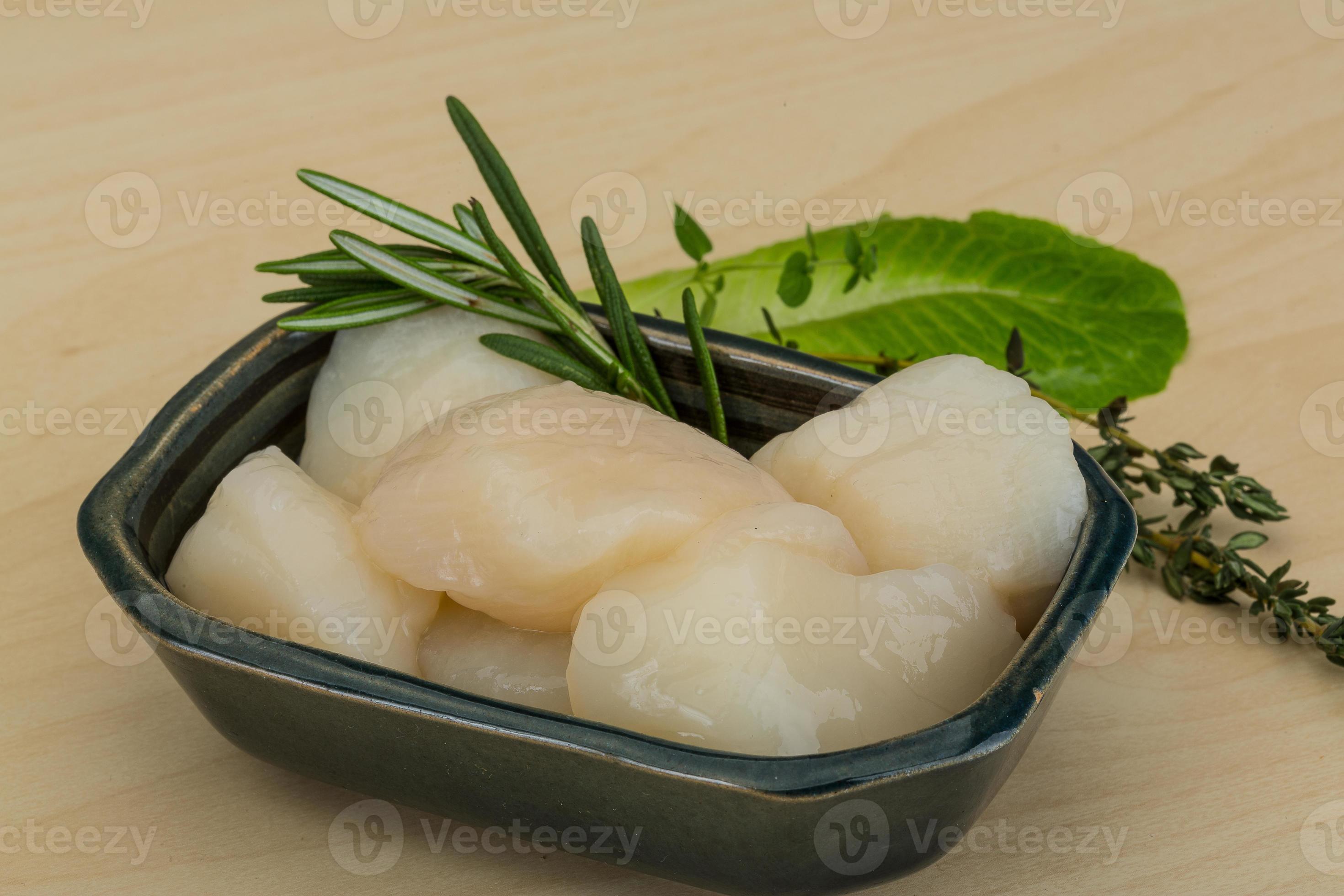Raw scallops in a bowl 10908635 Stock Photo at Vecteezy