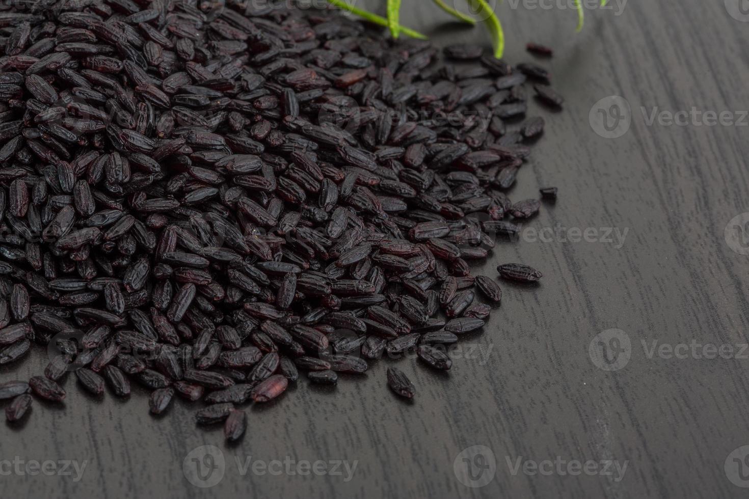 arroz negro crudo foto