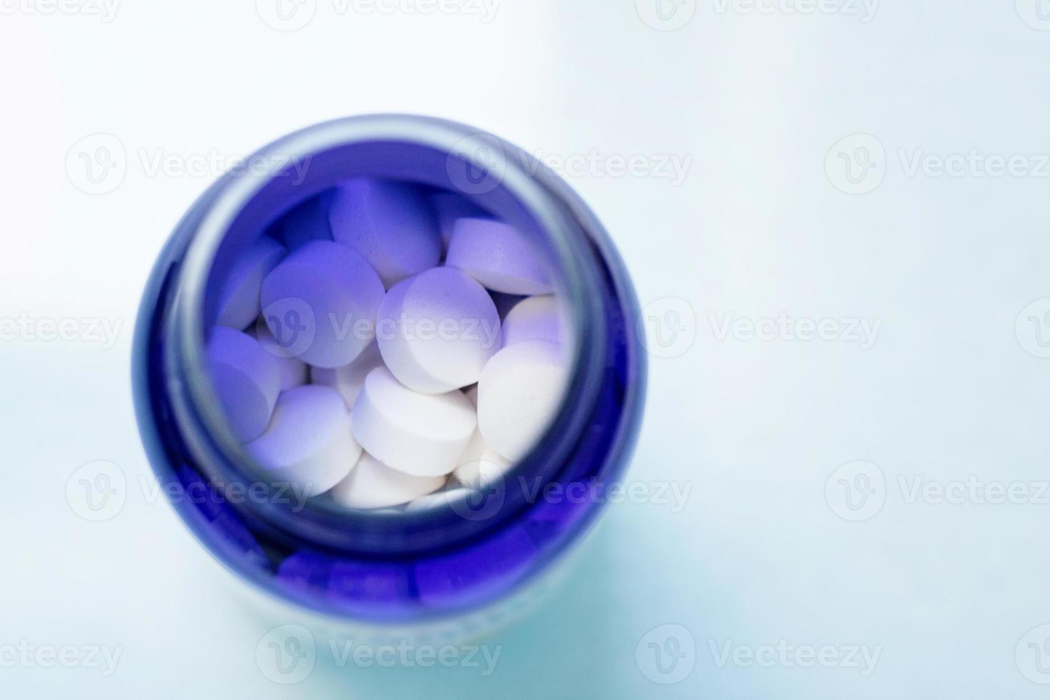 medicamentos en frasco de pastillas. foto