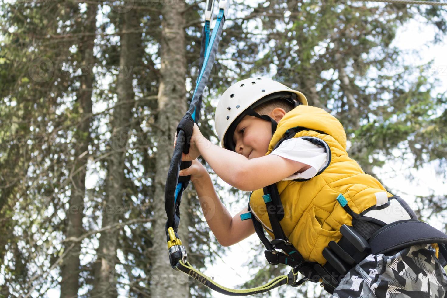 niño pequeño en tour de canopy en el bosque. foto