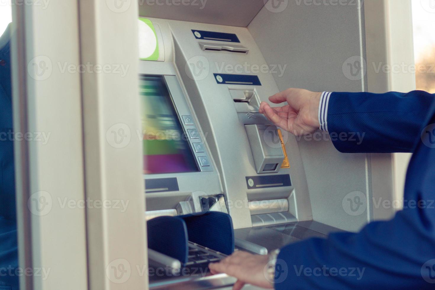 retirar dinero en cajero automático. foto