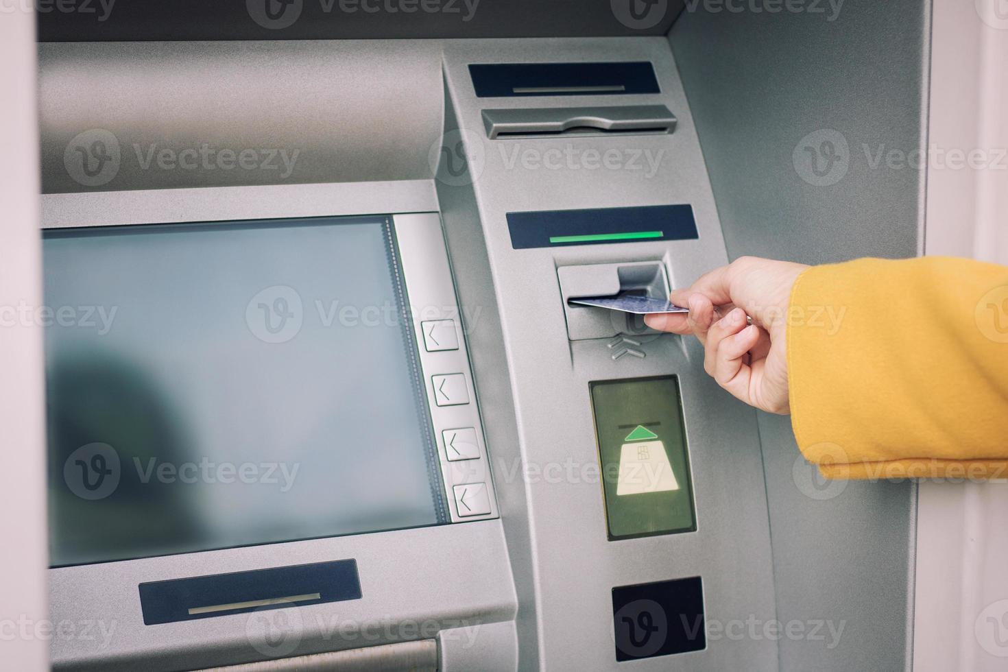 primer plano de retirar dinero del cajero automático. foto