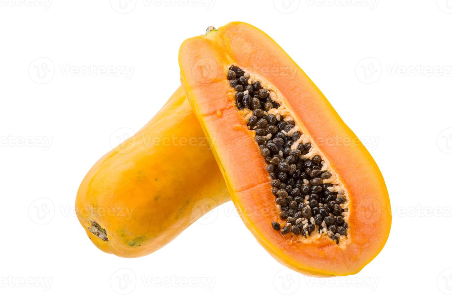 papaya sobre fondo blanco foto