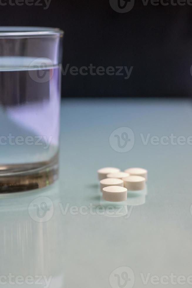 medicamentos con vaso de agua. foto