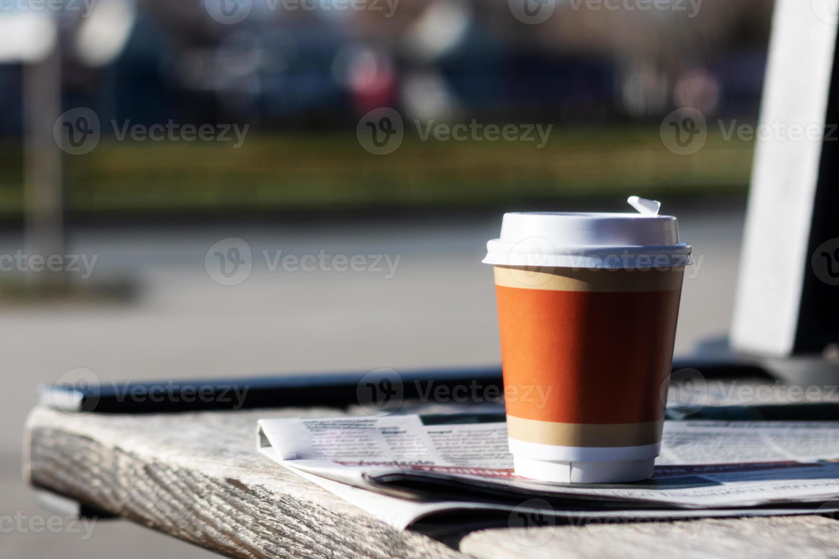 Café para llevar en una taza termo abierta: fotografía de stock