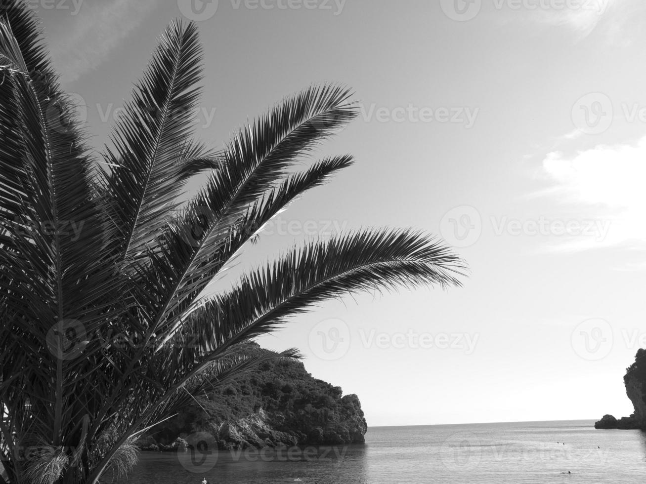 en la playa de corfú foto