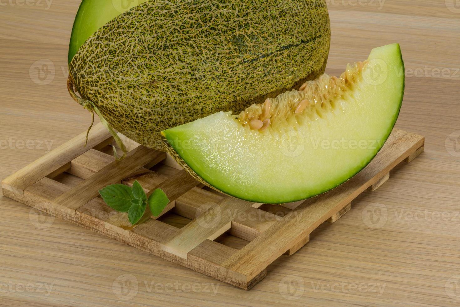 melón sobre fondo de madera foto