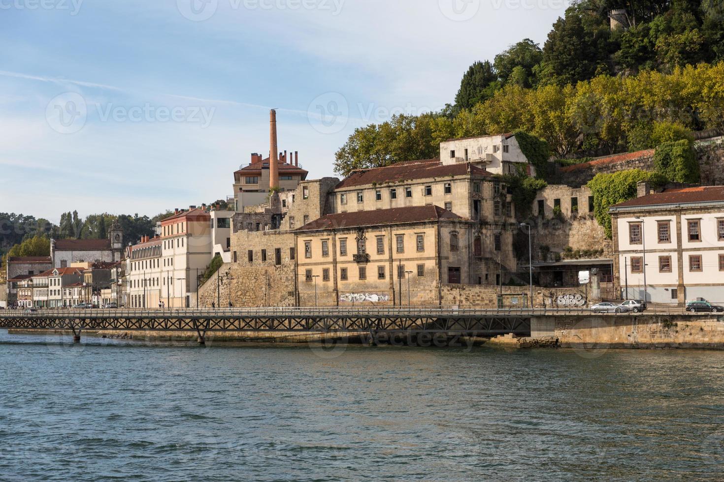 vista de la ciudad de porto en la orilla del río foto