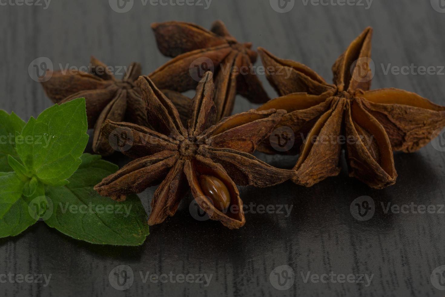 anís estrellado sobre fondo de madera foto