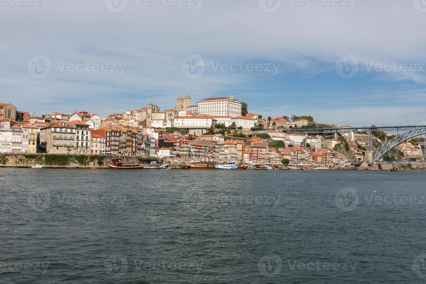 vista de la ciudad de porto en la orilla del río foto