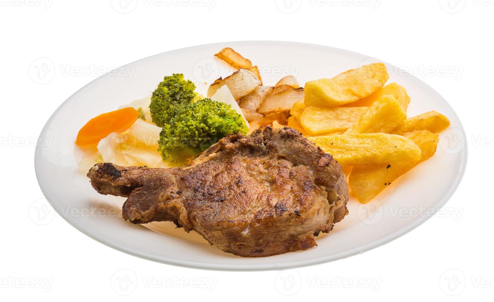 chuletón en el plato y fondo blanco foto