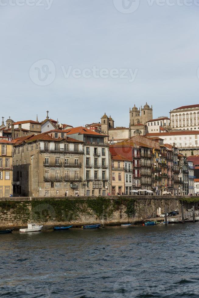 vista de la ciudad de porto en el barrio de ribeira a orillas del río y barcos de vino rabelo en el río douro portugal una ciudad patrimonio de la humanidad de la unesco. foto