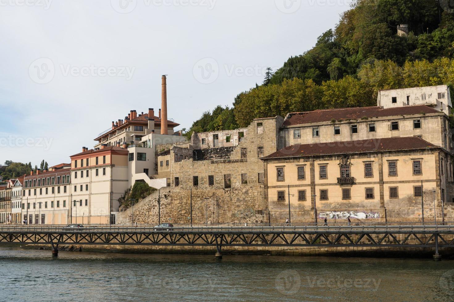 vista de la ciudad de porto en la orilla del río foto