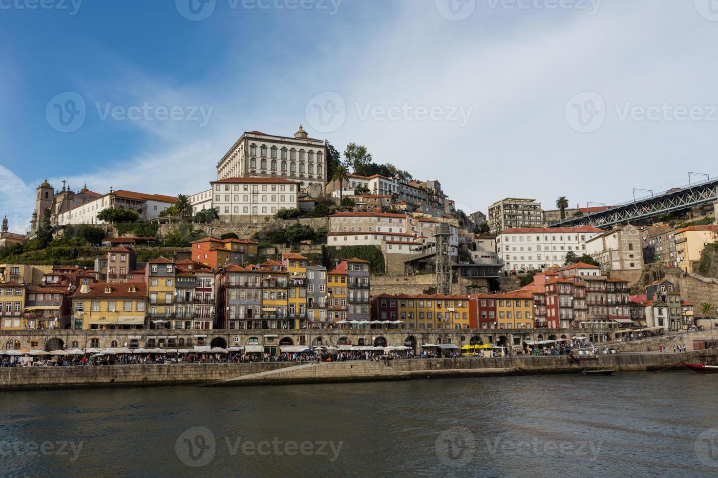 vista de la ciudad de porto en la orilla del río foto