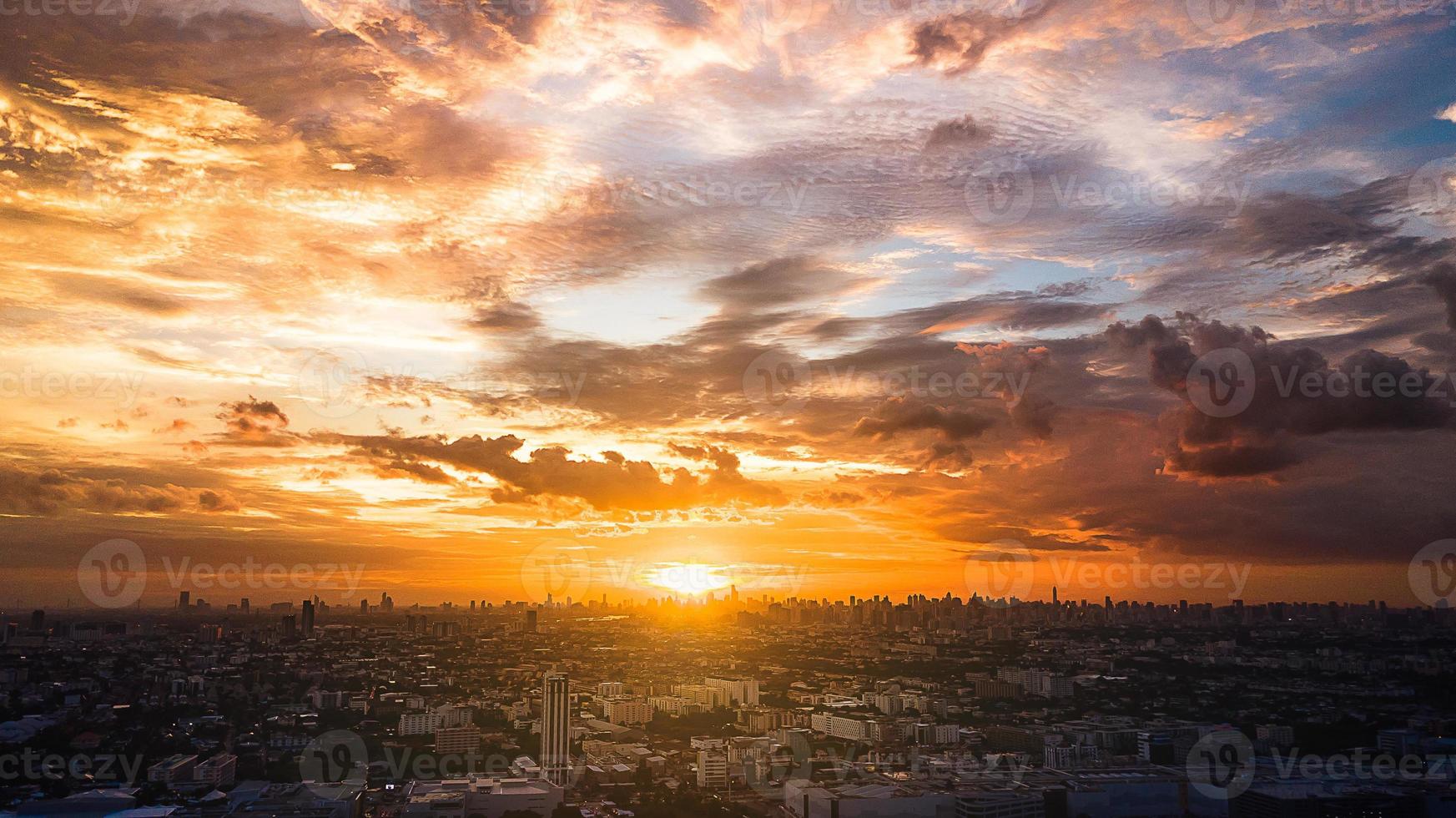 paisaje nublado por la noche en la ciudad, puesta de sol colorida foto