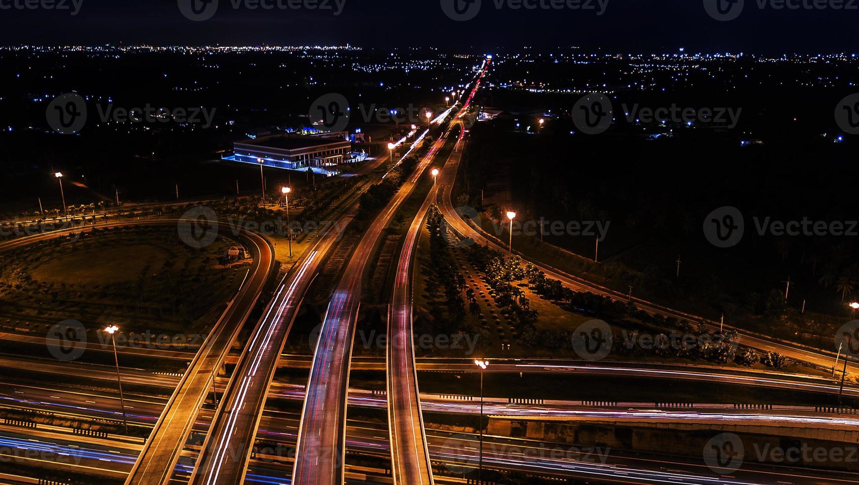 sobre la carretera de la ciudad por la noche - vista de pájaro - drone - vista superior foto