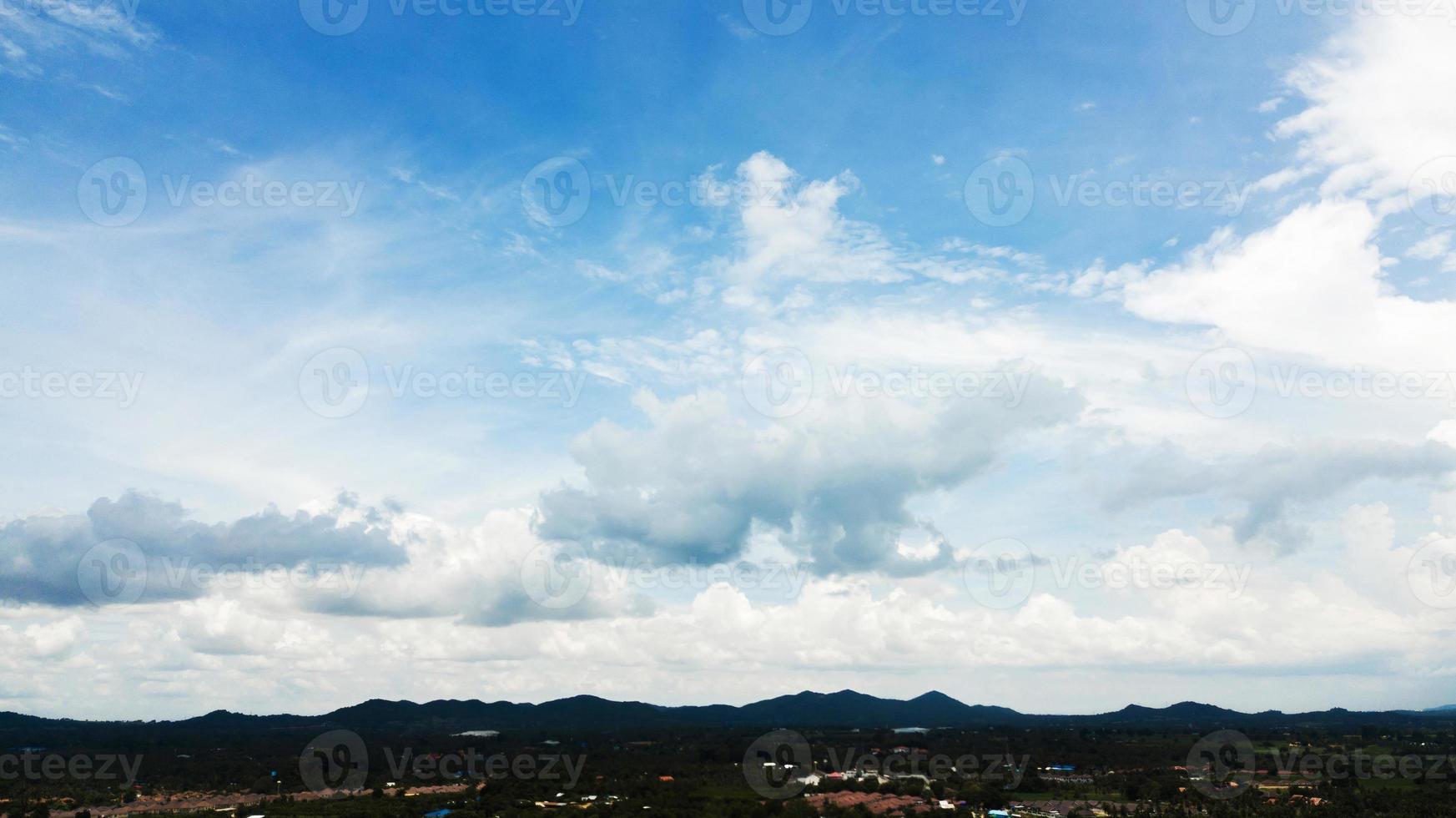 cielo azul con nubes blancas foto