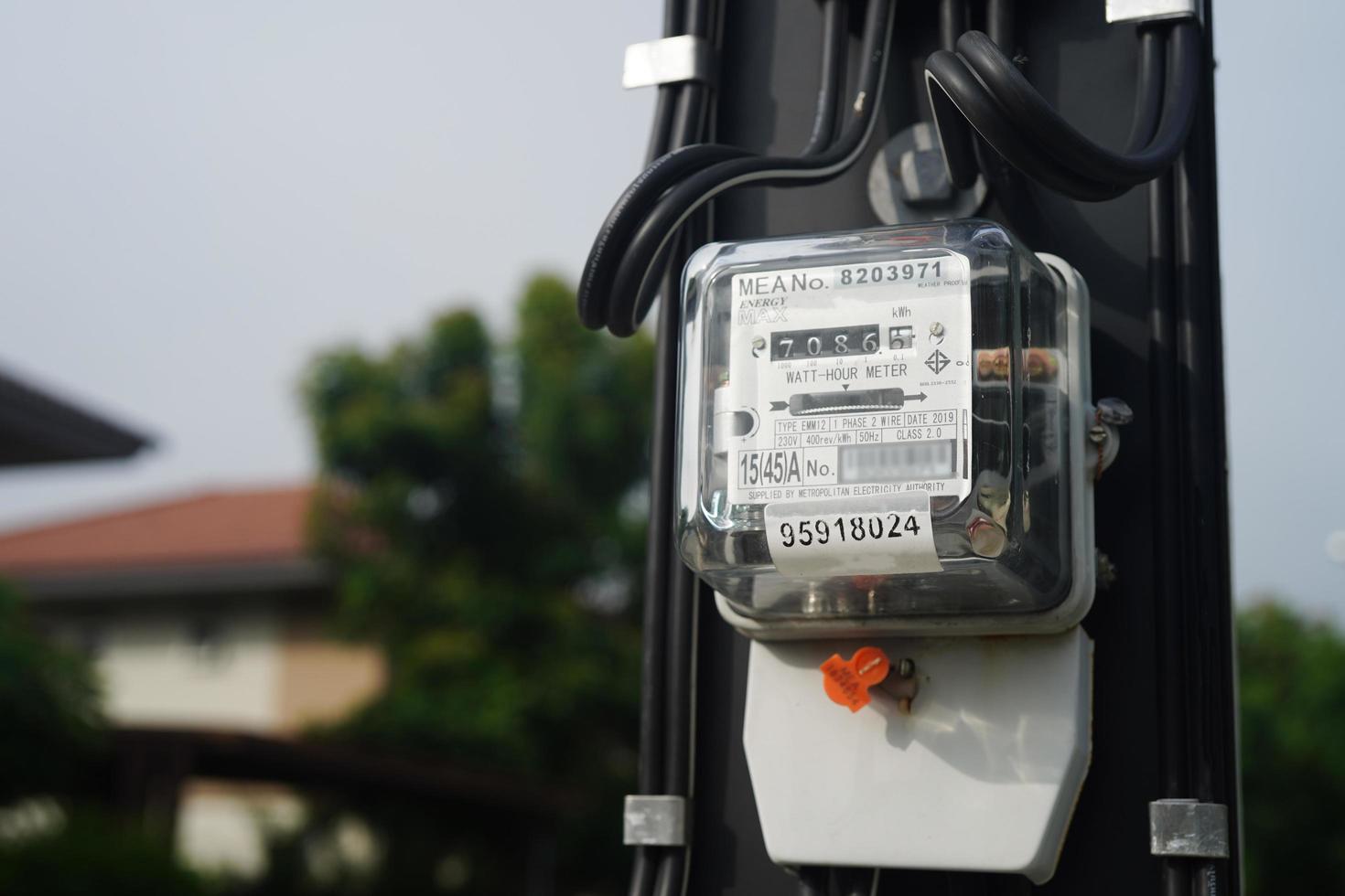 Medidor de potencia eléctrica para medir el costo de energía en el hogar y la oficina. foto