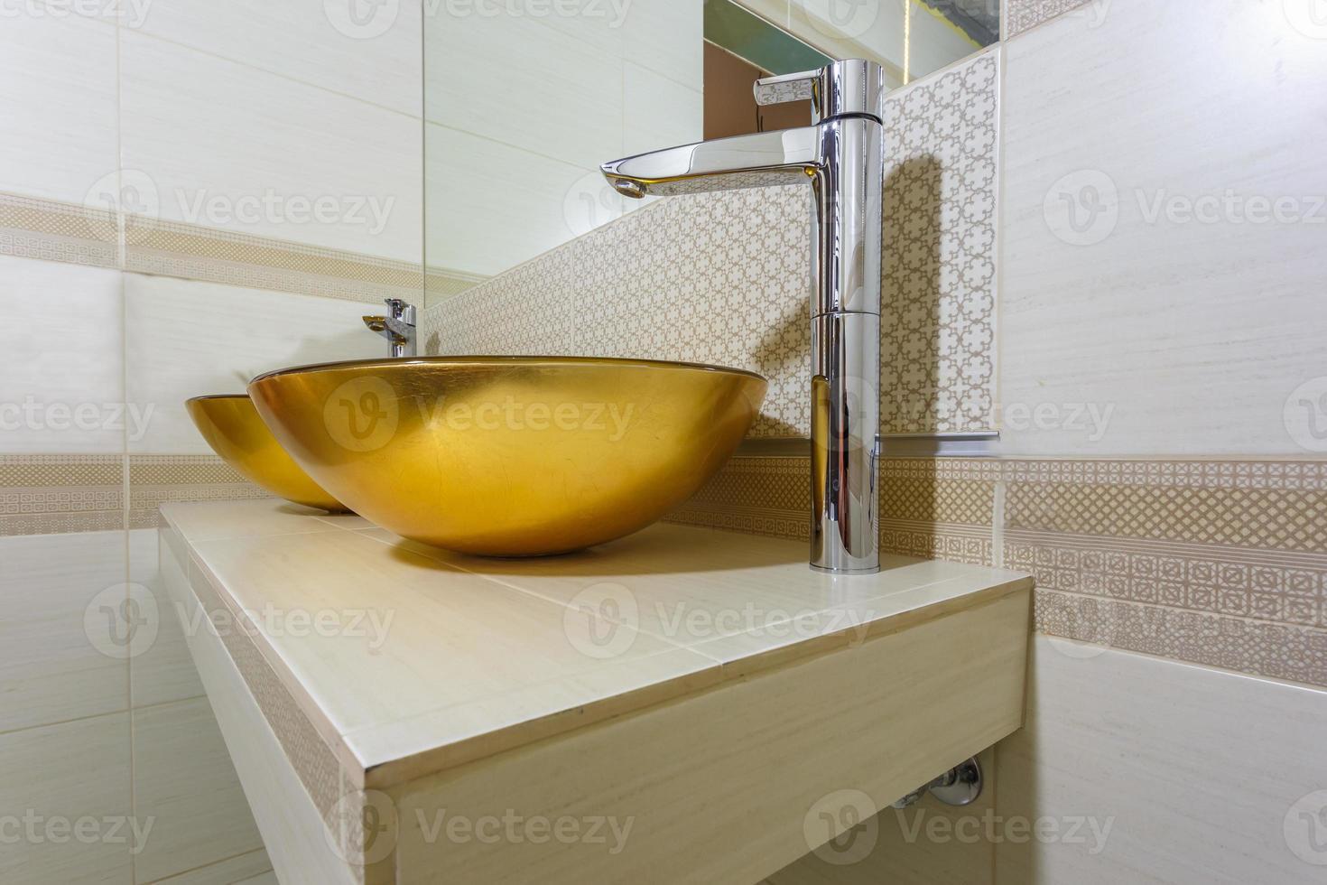 lavabo dorado con grifo de agua en un baño caro 10919640 Foto de