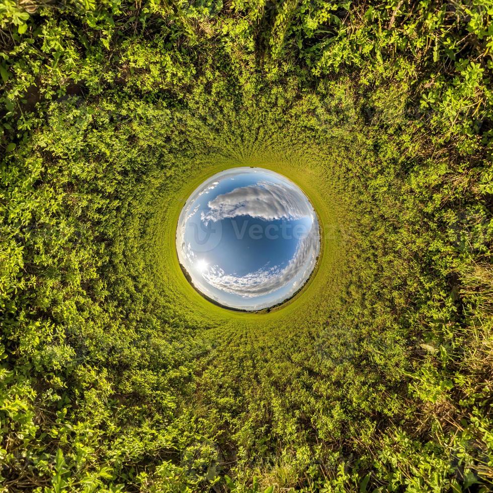 pequeño planeta azul. inversión de la transformación del pequeño planeta del panorama esférico de 360 grados. vista aérea abstracta esférica. curvatura del espacio. foto