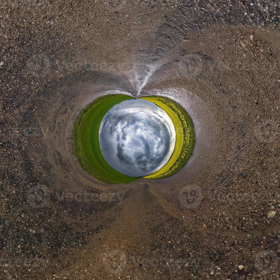 pequeña bola azul del planeta. inversión de la transformación del pequeño planeta del panorama esférico de 360 grados. vista aérea abstracta esférica. curvatura del espacio. foto