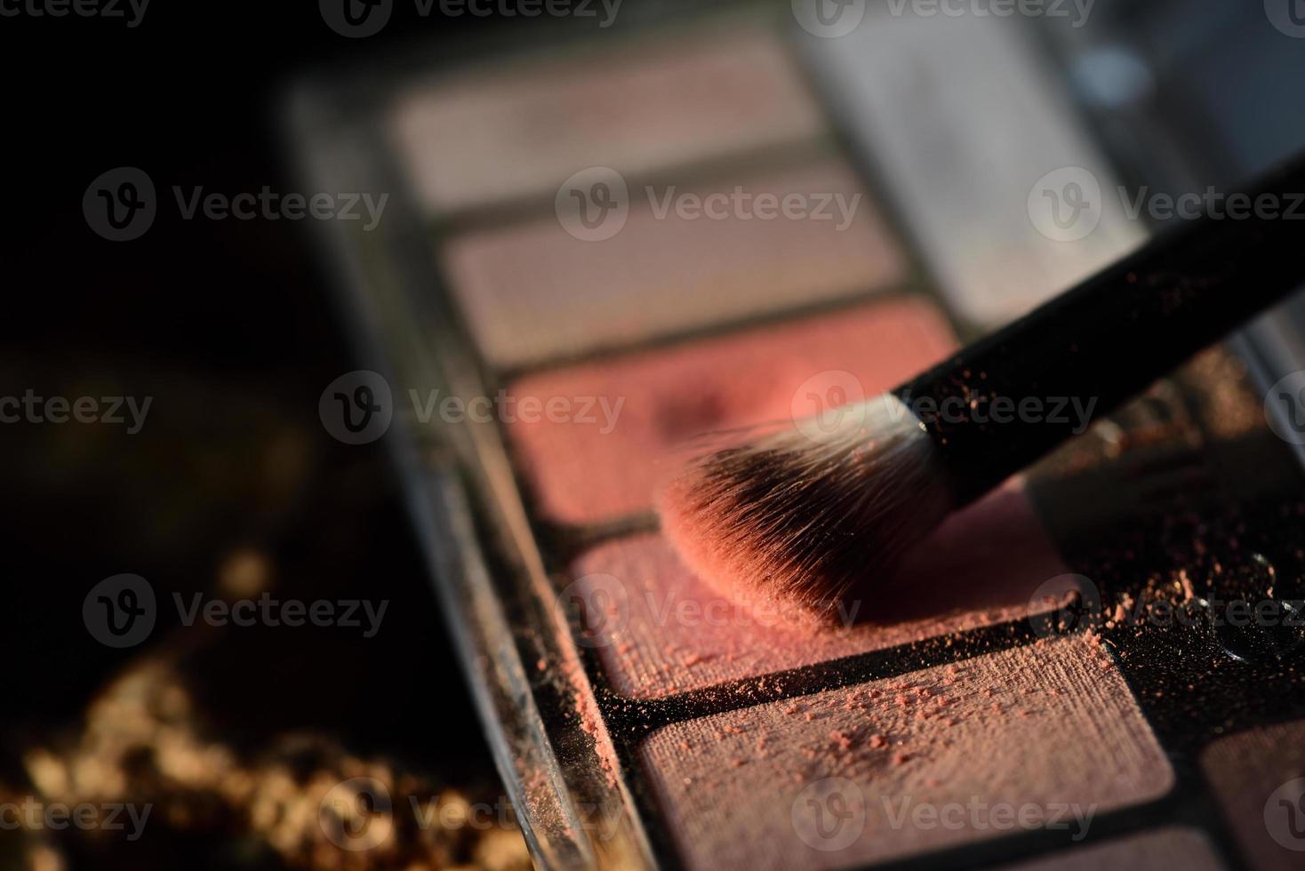 primer plano de maquillaje y polvo con un pincel para maquillarse foto