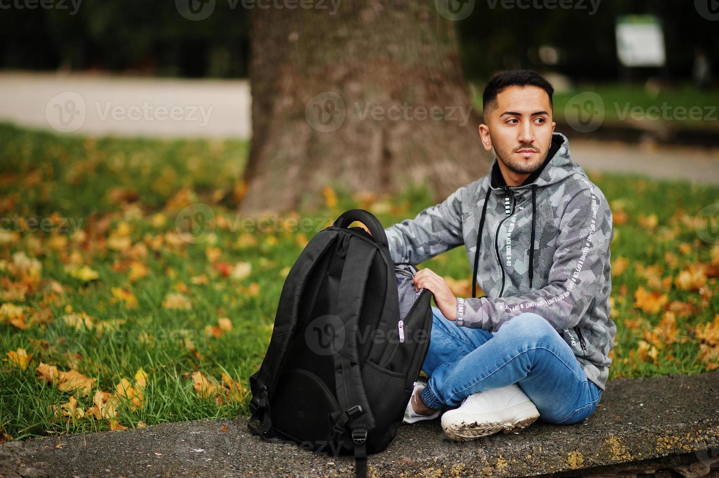 estudiante kuwaití hombre desgaste en sudadera con capucha con mochila. foto