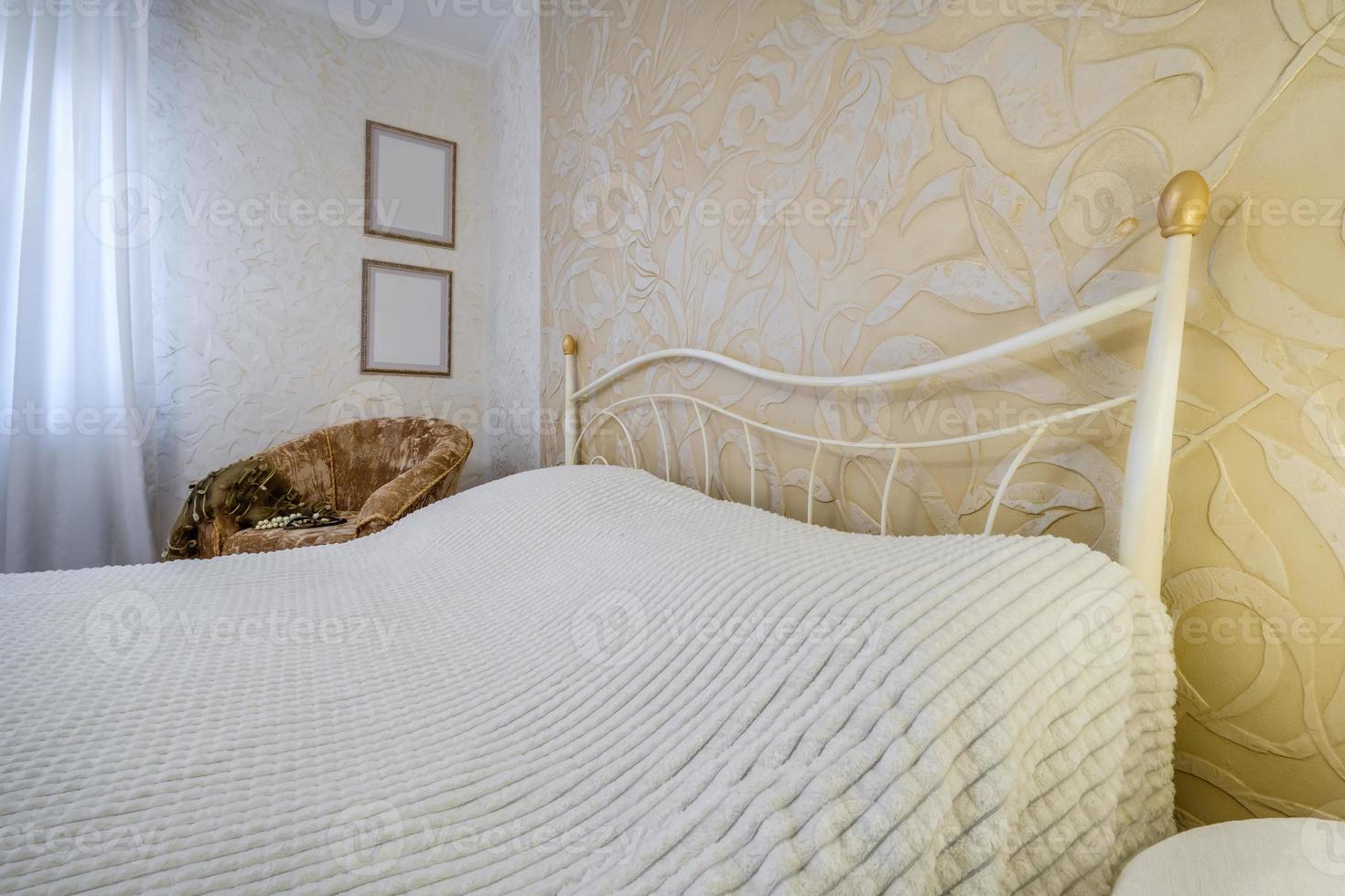 interior de la habitación de lujo moderna con almohadas en la cama en apartamentos tipo estudio en estilo de color claro foto