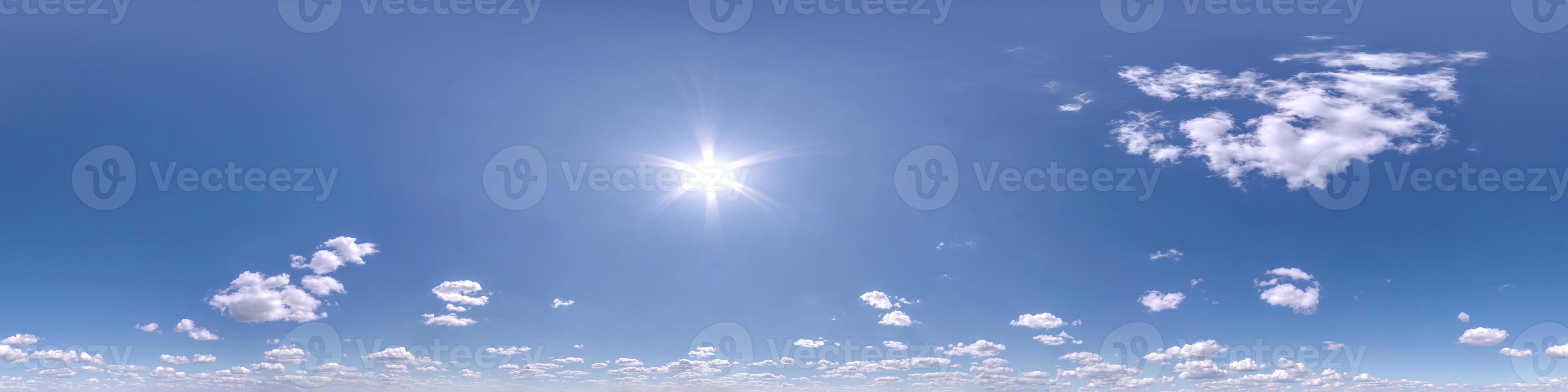 cielo azul transparente hdri panorama 360 grados ángulo de visión con cenit y hermosas nubes para usar en gráficos 3d como cúpula del cielo o editar toma de drones foto