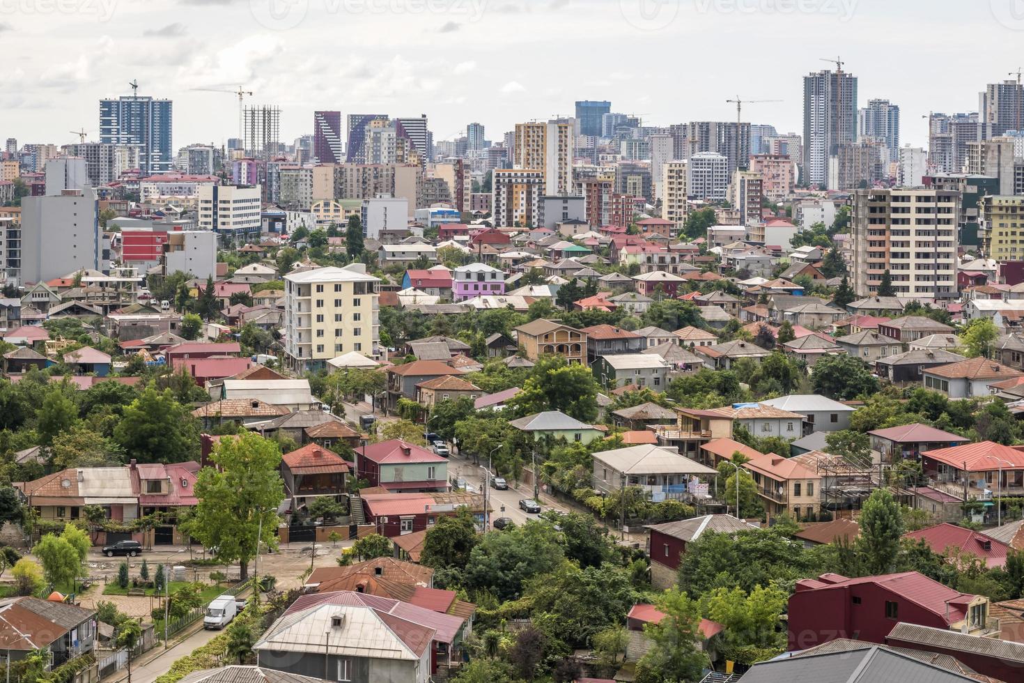 ariel vista panorámica de la ciudad vieja y los rascacielos con el mar desde las montañas foto