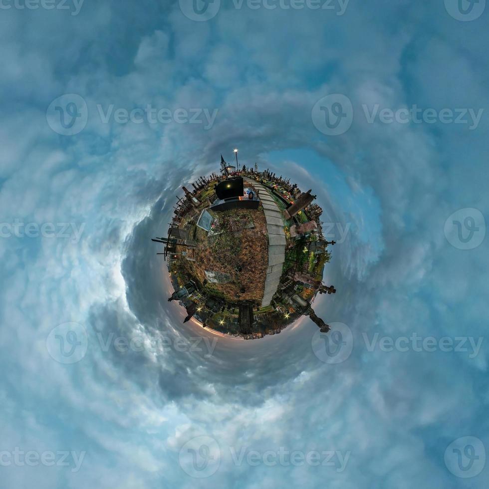 pequeño planeta transformación de panorama esférico 360 grados. vista aérea abstracta esférica en el cementerio cerca de las tumbas. curvatura del espacio. foto