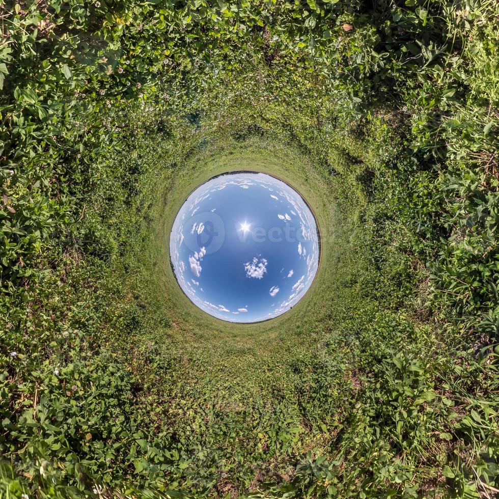 pequeño planeta azul. inversión de la transformación del pequeño planeta del panorama esférico de 360 grados. vista aérea abstracta esférica. curvatura del espacio. foto