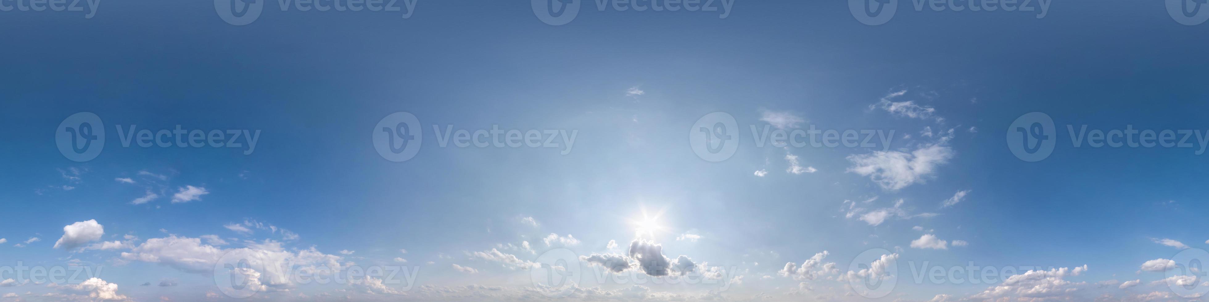 cielo azul transparente hdri panorama 360 grados ángulo de visión con cenit y hermosas nubes para usar en gráficos 3d como cúpula del cielo o editar tomas de drones. uso para el reemplazo del cielo foto