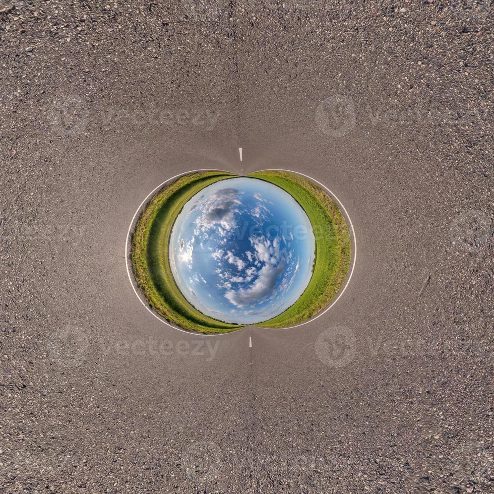 pequeña bola azul del planeta. inversión de la transformación del pequeño planeta del panorama esférico de 360 grados. vista aérea abstracta esférica. curvatura del espacio. foto