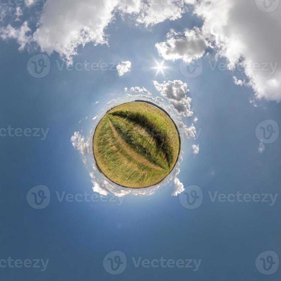 pequeño planeta verde transformación de panorama esférico 360 grados. vista aérea abstracta esférica en el campo con cielo despejado y hermosas nubes impresionantes. curvatura del espacio. foto