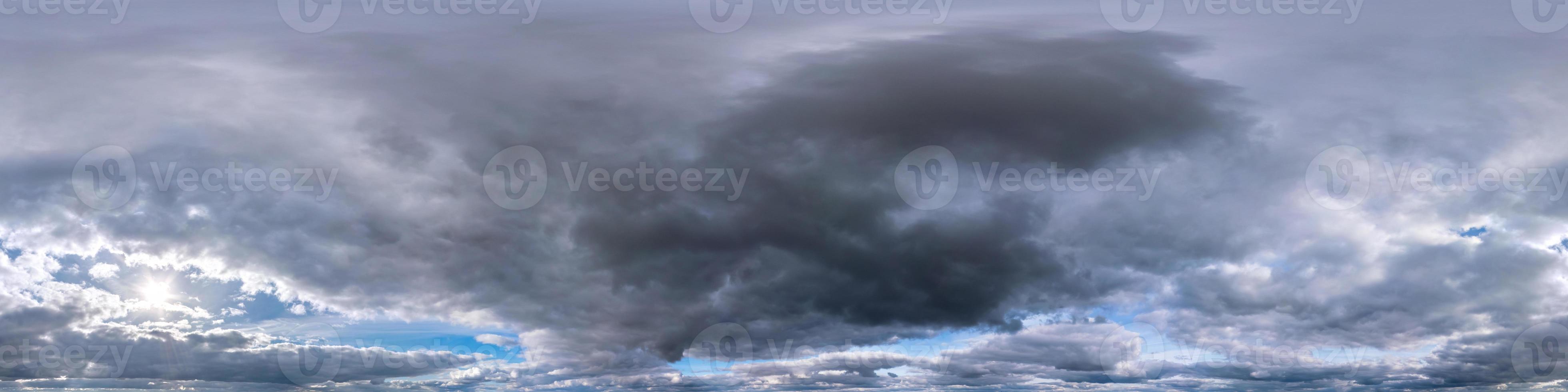 cielo azul con hermosas nubes oscuras antes de la tormenta en un panorama hdri sin fisuras vista en ángulo de 360 grados con cenit para usar en gráficos 3d o desarrollo de juegos como cúpula del cielo o editar toma de drones foto