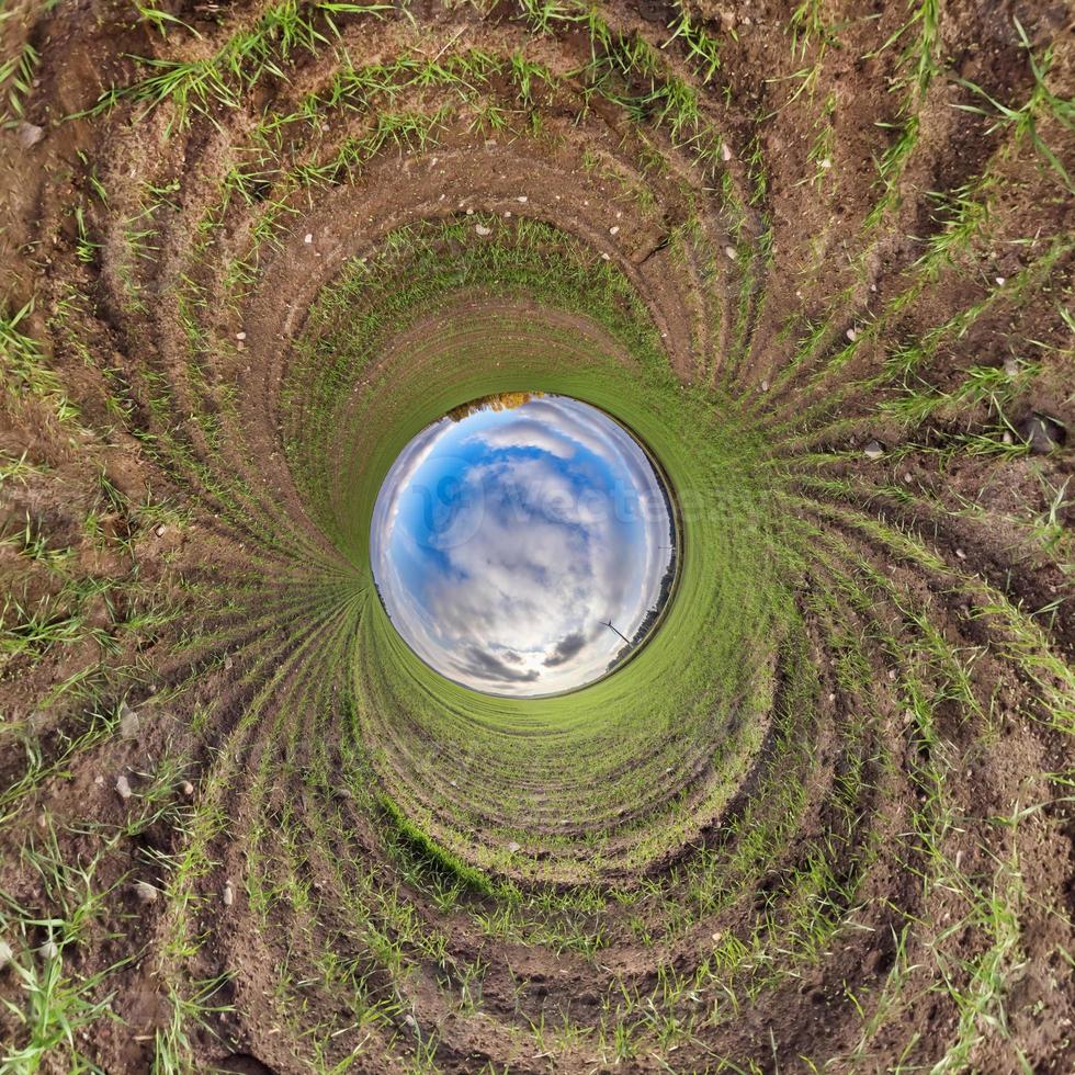 pequeño planeta azul. inversión de la transformación del pequeño planeta del panorama esférico de 360 grados. vista aérea abstracta esférica. curvatura del espacio. foto