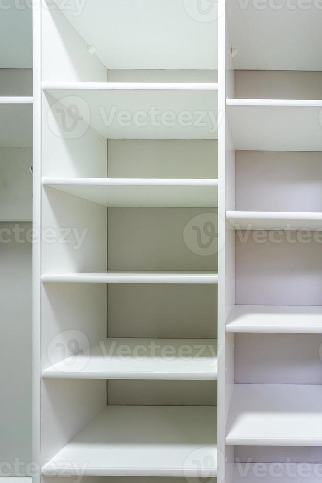 filas de estantes y perchas en el armario foto