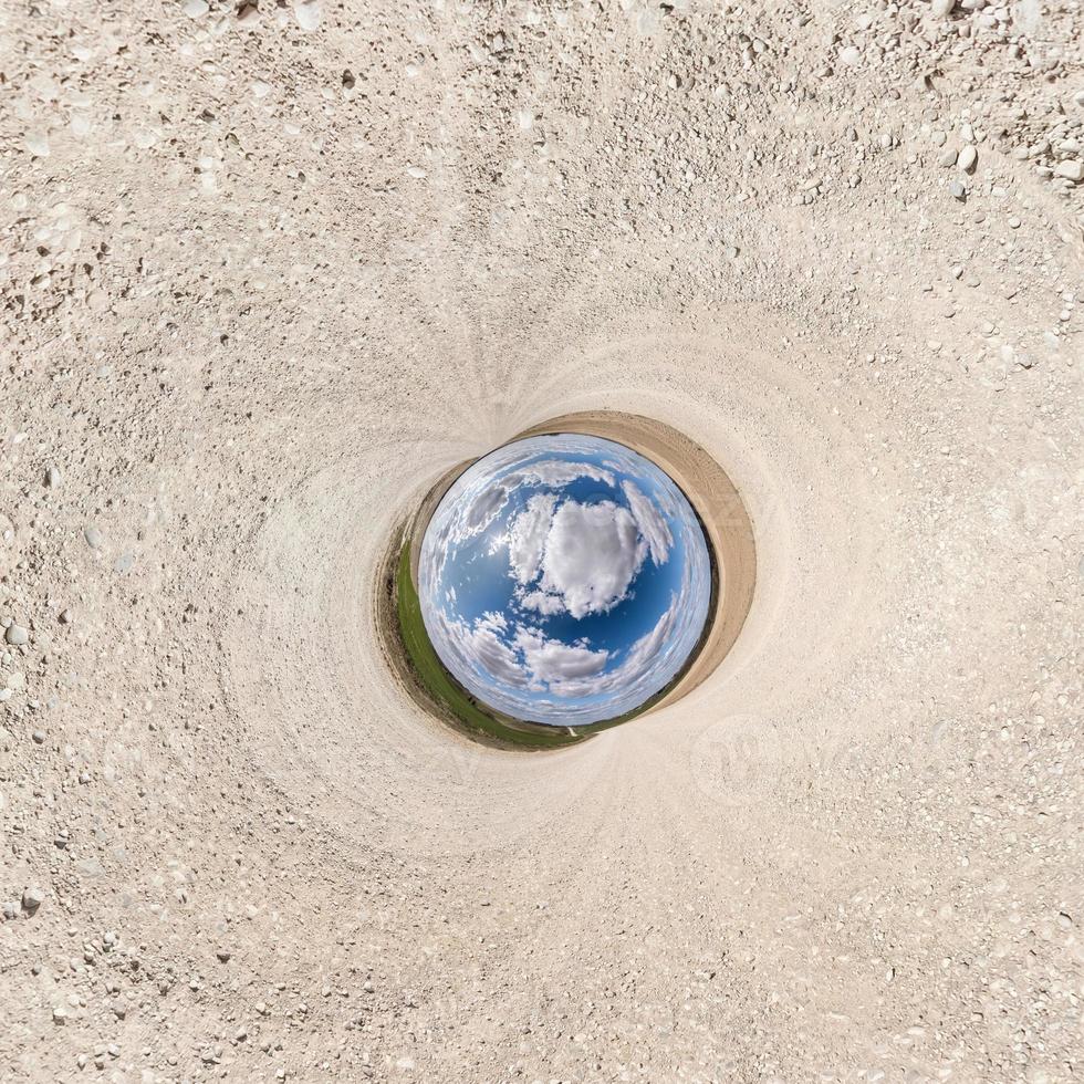 inversión de la transformación del pequeño planeta azul del panorama esférico de 360 grados. vista aérea abstracta esférica en el campo con impresionantes nubes hermosas. curvatura del espacio. foto