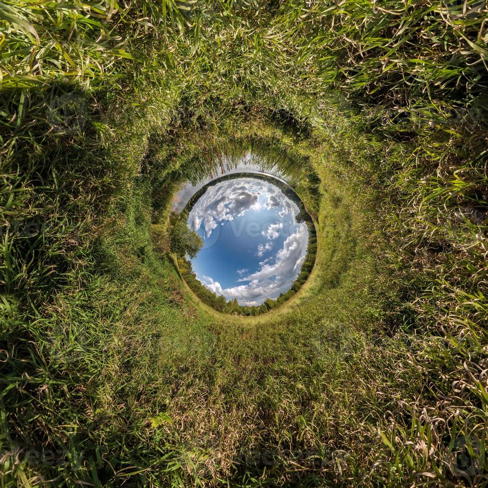 pequeño planeta azul. inversión de la transformación del pequeño planeta del panorama esférico de 360 grados. vista aérea abstracta esférica. curvatura del espacio. foto