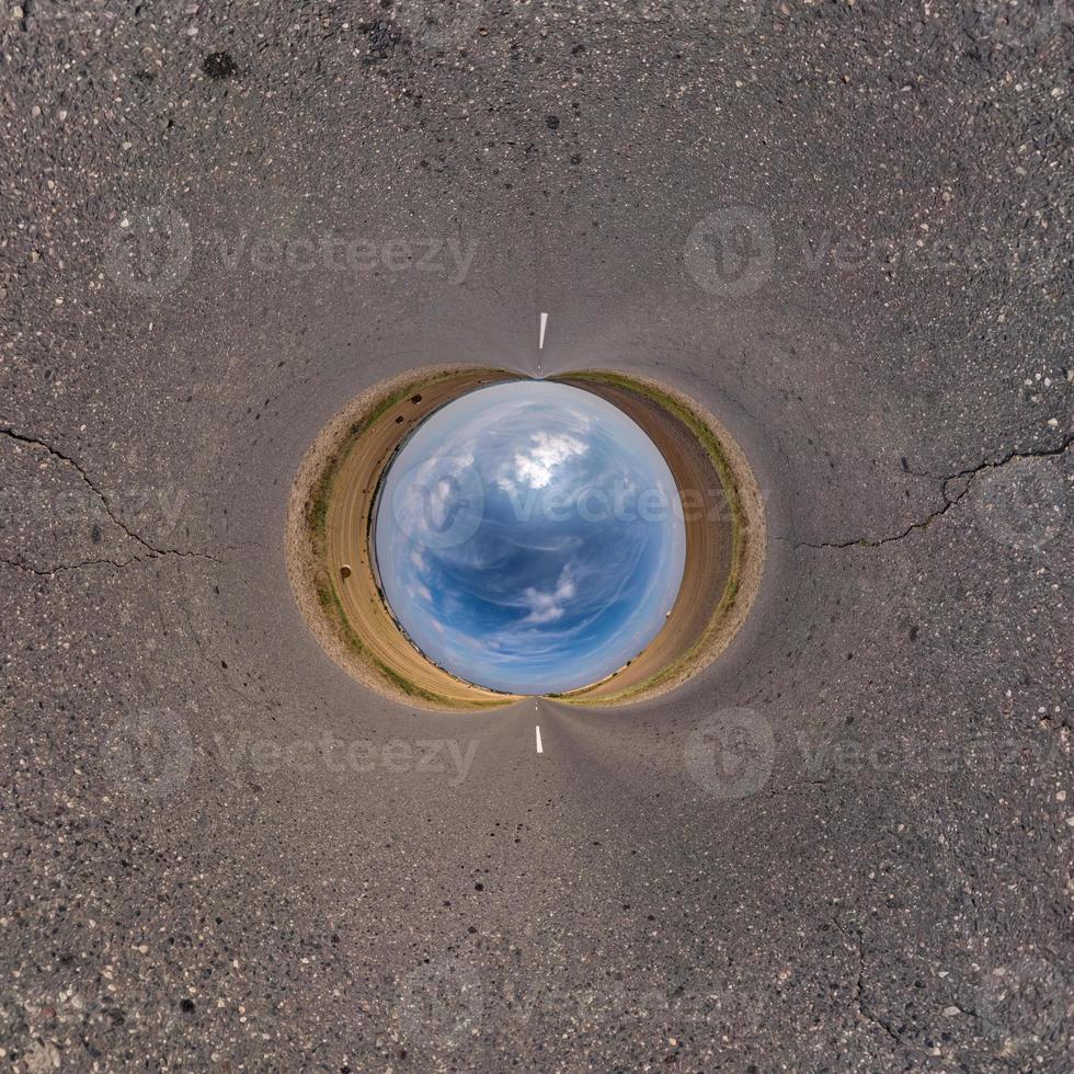 pequeño planeta azul. inversión de la transformación del pequeño planeta del panorama esférico de 360 grados. vista aérea abstracta esférica. curvatura del espacio. foto