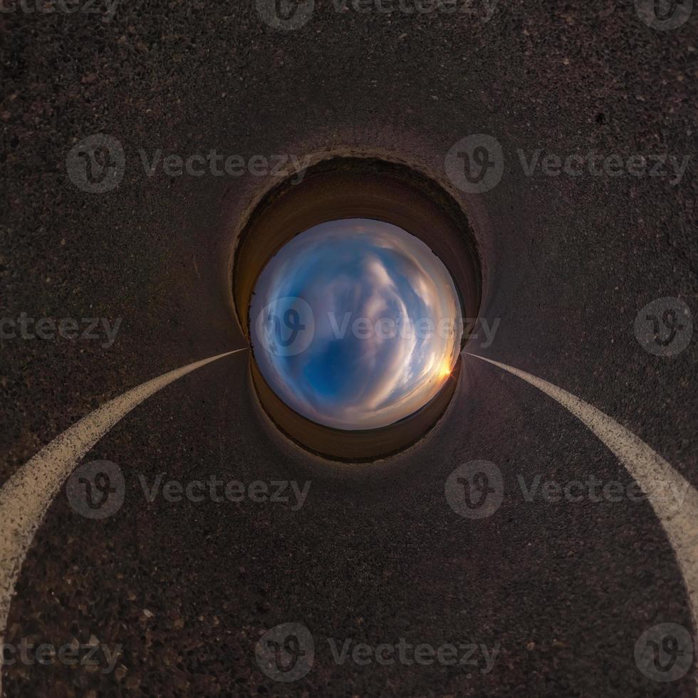 inversión de la transformación del pequeño planeta azul del panorama esférico de 360 grados. vista aérea abstracta esférica en la carretera con impresionantes nubes hermosas. curvatura del espacio. foto
