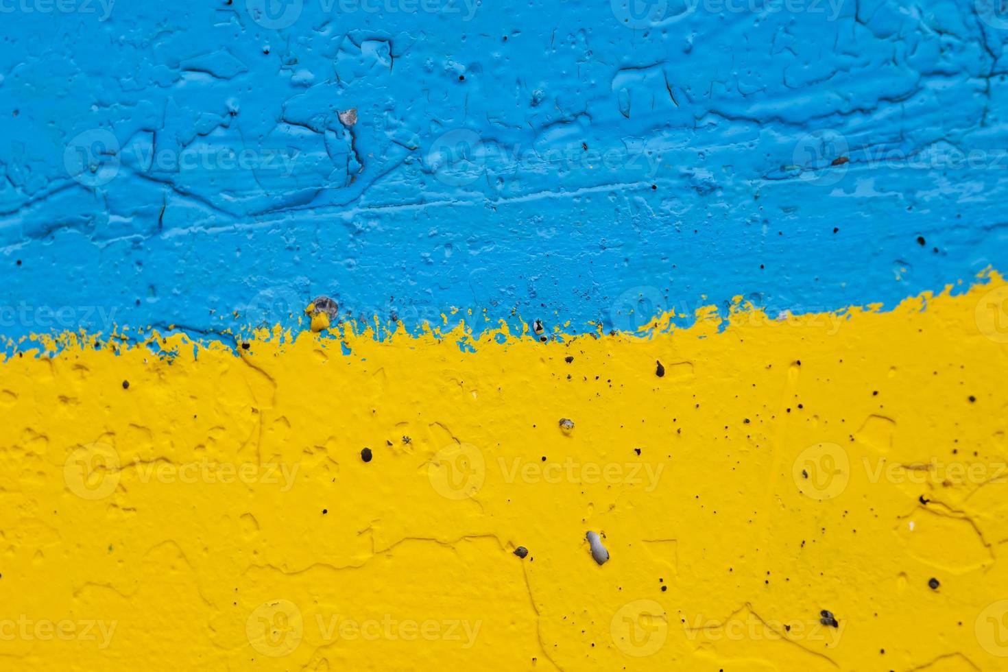 muro de hormigón pintado de amarillo y azul como la bandera ucraniana, el país de la víctima del agresor foto