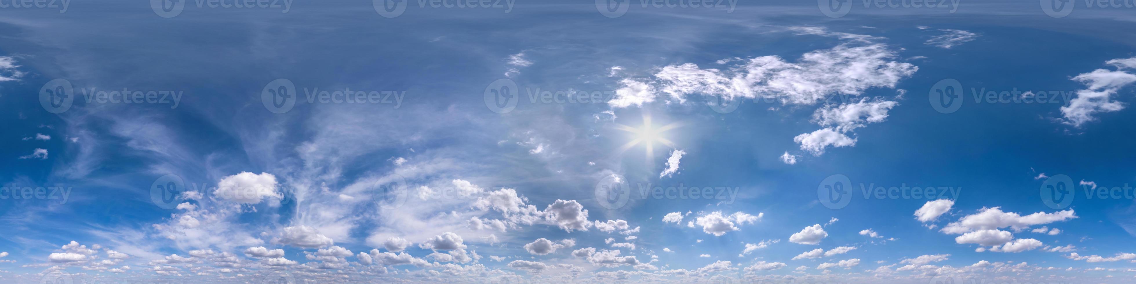 vista de ángulo de 360 grados de hdri de cielo azul transparente con hermosas nubes con cenit para usar en gráficos 3d como cúpula de cielo o editar toma de drones foto