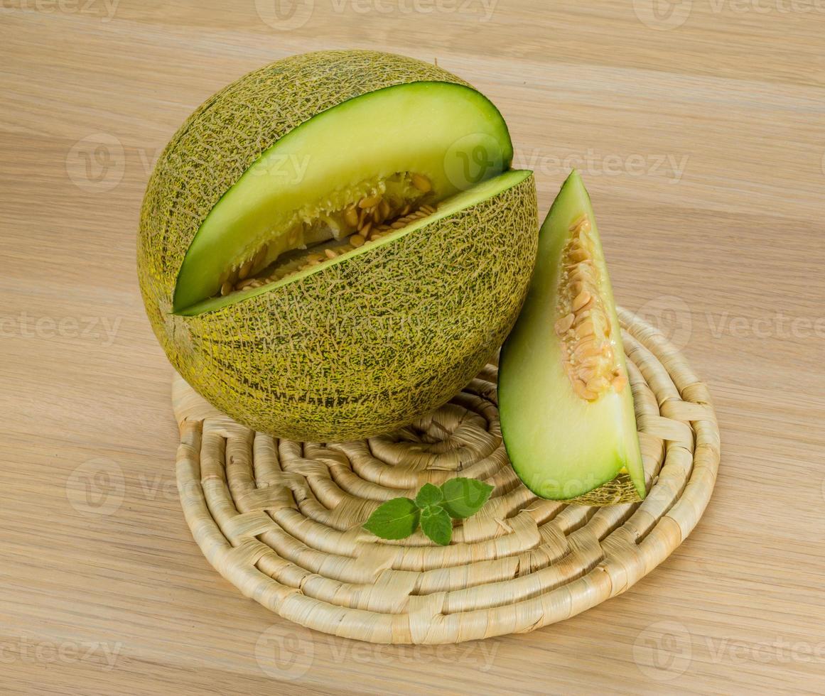 melón sobre fondo de madera foto