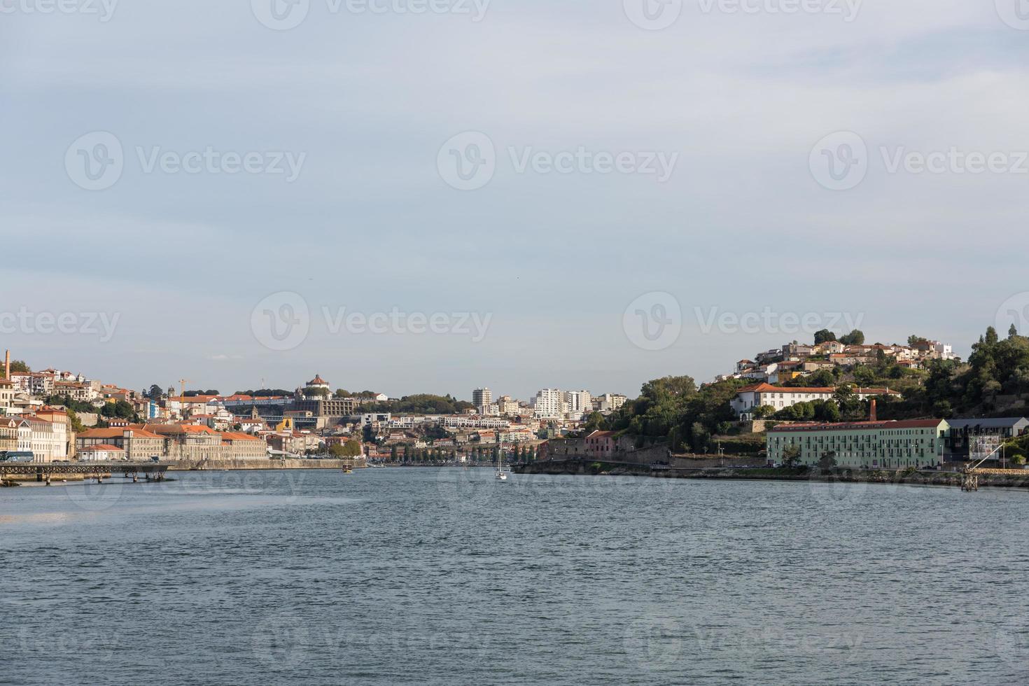 vista de la ciudad de porto en la orilla del río foto