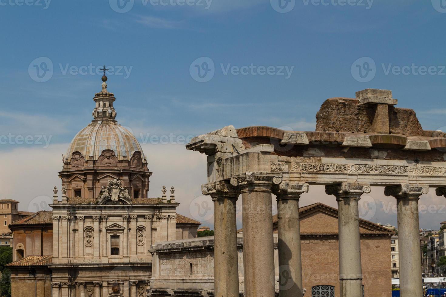 ruinas de edificios y columnas antiguas en roma, italia foto