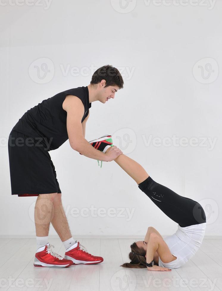 grupo de jóvenes en el gimnasio foto