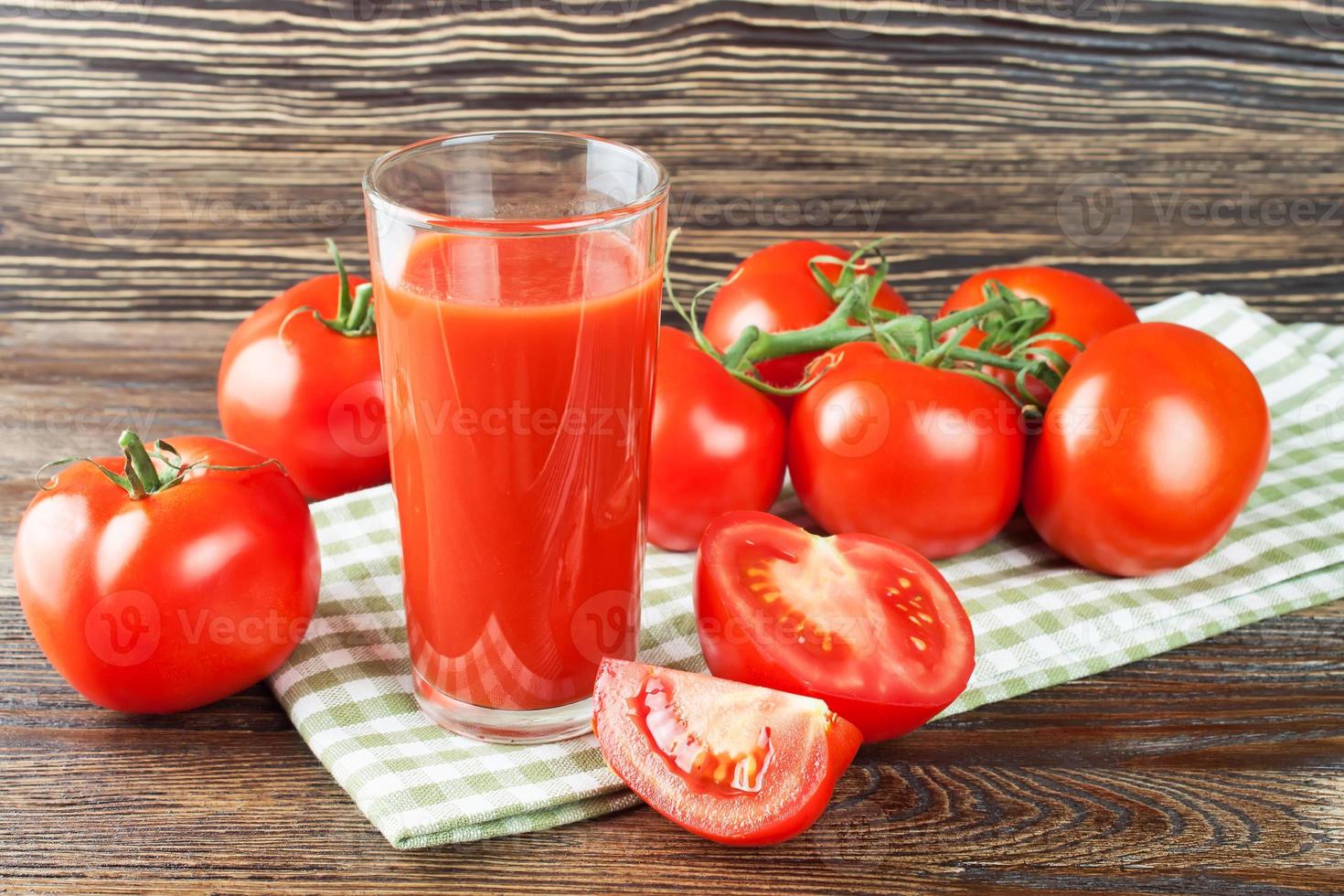 jugo de tomate y tomates frescos foto