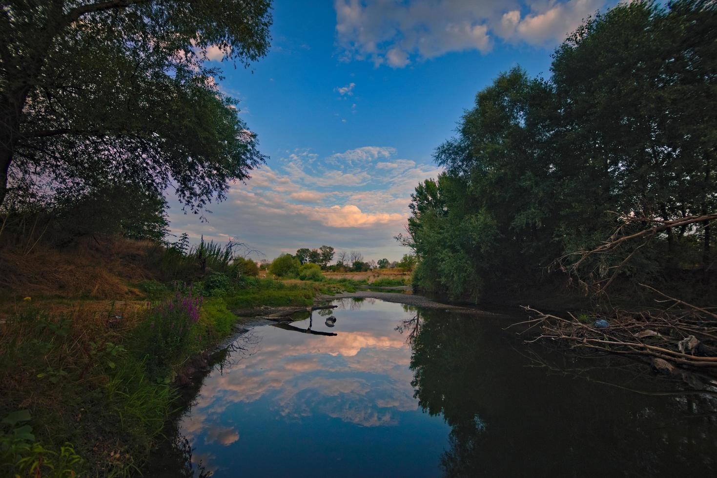 puesta de sol y el rio foto